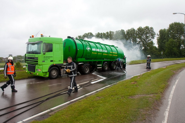 2009/117/2009-05-26 Vrachtwagenbrand Amsterdamsebaan Lijnden 04.jpg